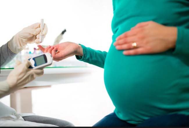 Việc tuyến tụy không kịp sản xuất insulin là nguyên nhân dẫn đến đái tháo đường thai kì.