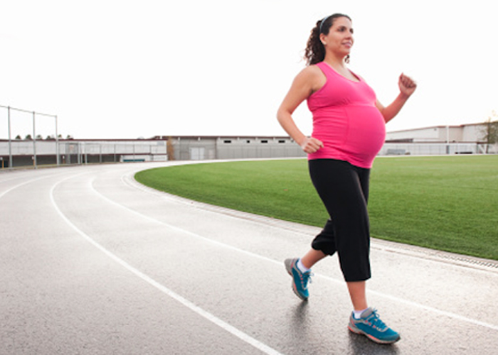 Đi bộ là một trong các hoạt động rất tốt cho phụ nữ mang thai