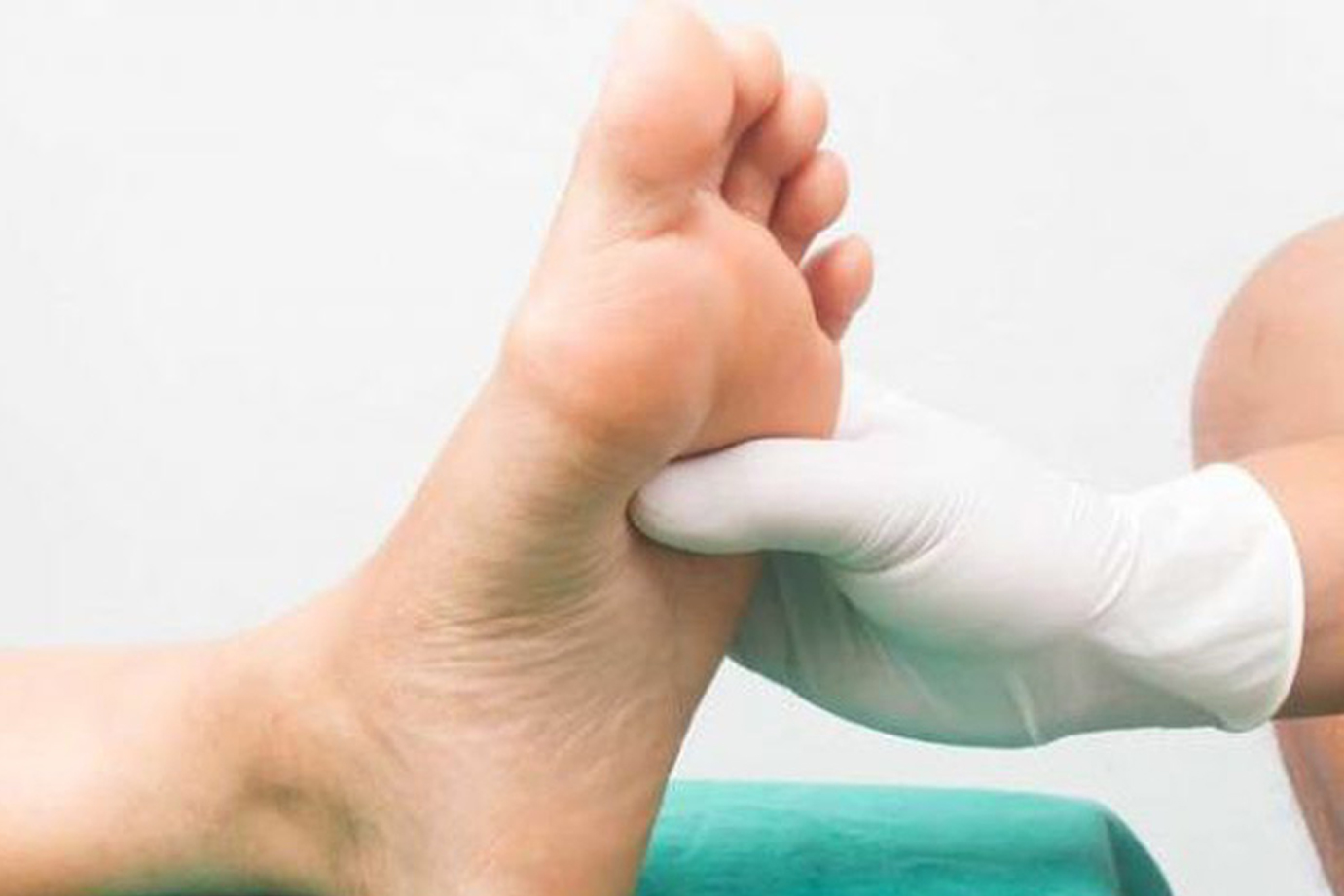 Khám bàn chân do tiểu đường giúp giảm biến chứng bàn chân do tiểu đường