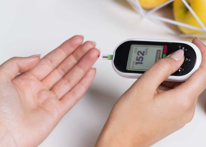 Khi bị cảm, bạn cần thường xuyên đo đường huyết để theo dõi