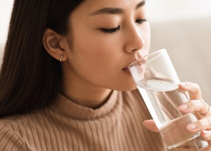 Uông 2 lít nước mỗi ngày sẽ giúp bạn ngăn ngừa bệnh táo bón hiệu quả