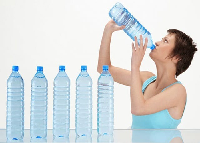 Người bệnh luôn cảm thấy khát nước là một trong những triệu chứng phổ biến của bệnh tiểu đường.