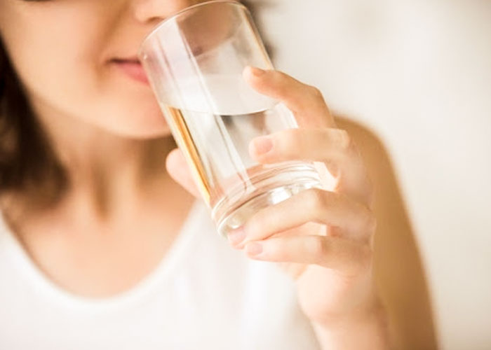 Thường khát nước và uống nước thường xuyên là dấu hiệu của người bệnh tiểu đường